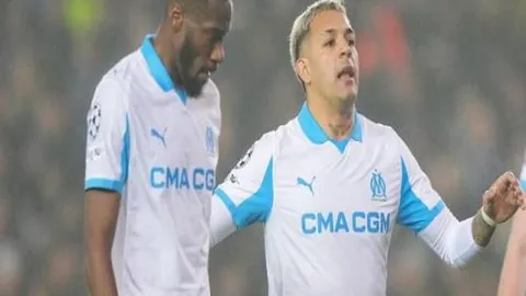 欧冠对决：哈格里夫斯深度剖析：齐达内与罗纳尔多，谁称霸锋芒？